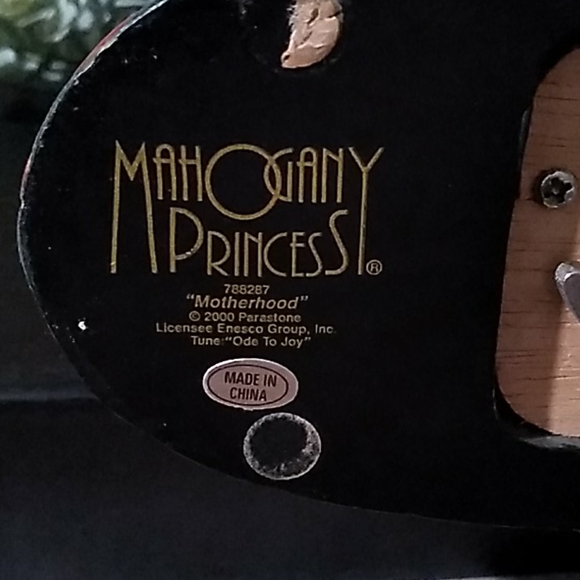 MOTHERHOOD MAHOGANY FIGURINE MUSICAL - Picture 8 of 8